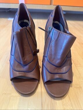 Vintage Christian Dior Women's Brown Leather Open-Toe Zip shoes